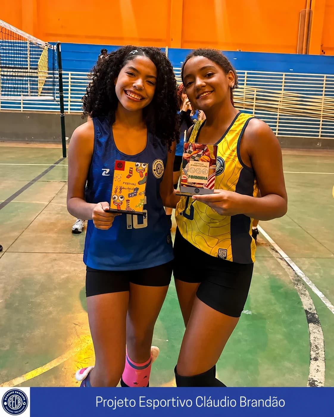 Atletas do Vôlei feminino com troféu e medalhas depois da partida