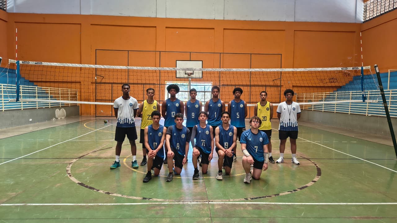 Equipe de Voleibol Masculino reunida na quadra do projeto