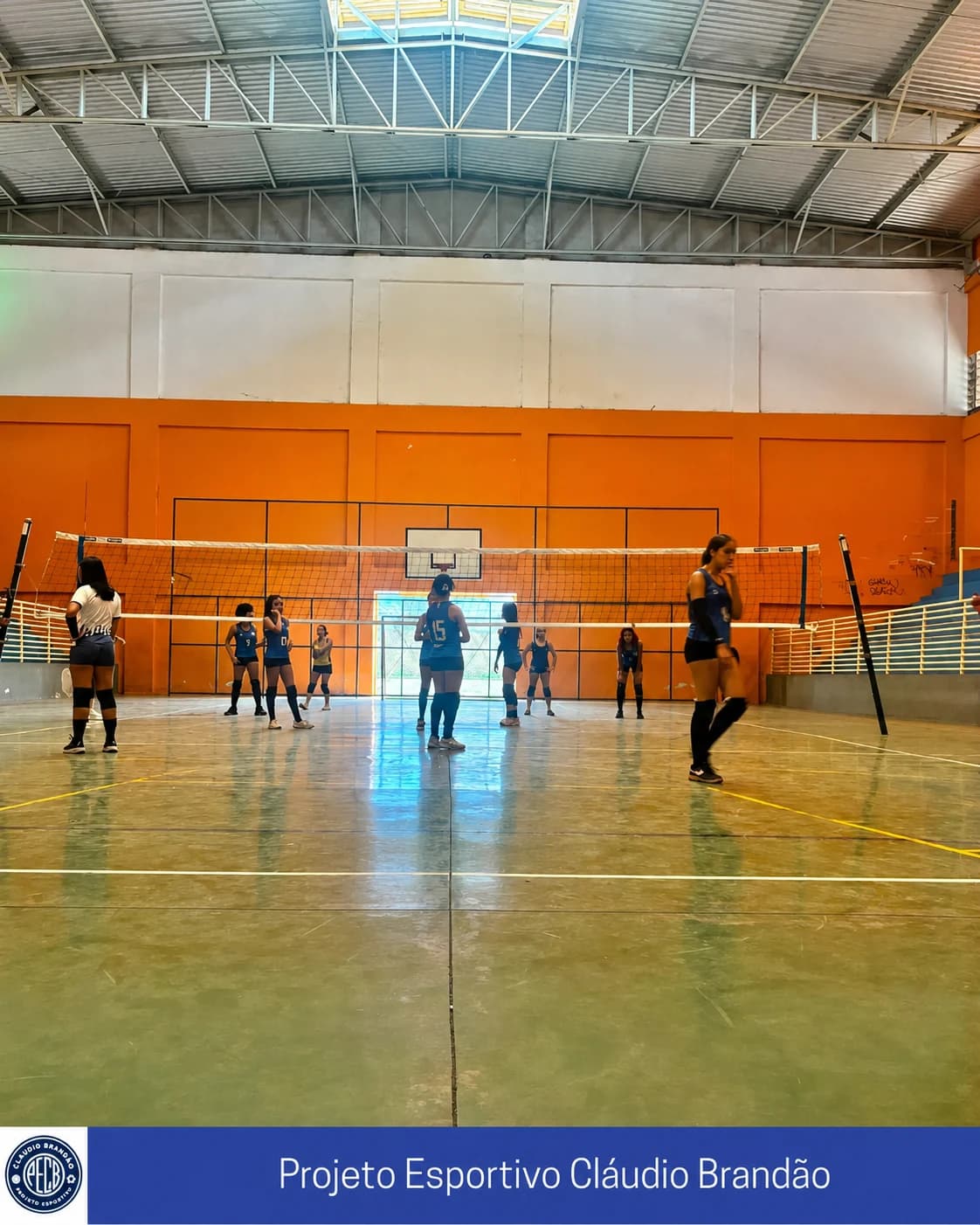 Ginásio poliesportivo durante o treino de Vôlei feminino