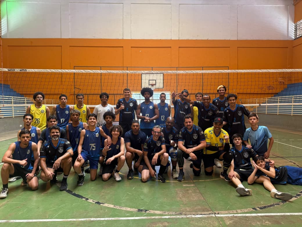 Equipes reunidas na quadra após uma partida de Voleibol Masculino