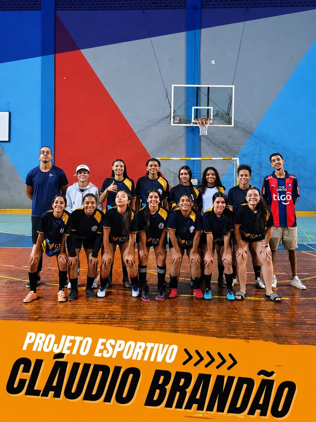 Equipe de Futsal feminino reunida em quadra antes da partida
