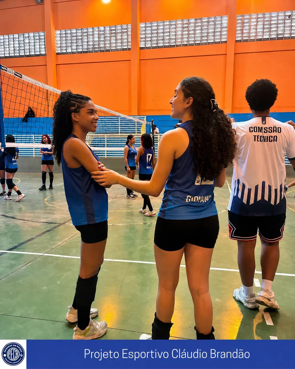 Duas atletas conversando durante o treino de Vôlei