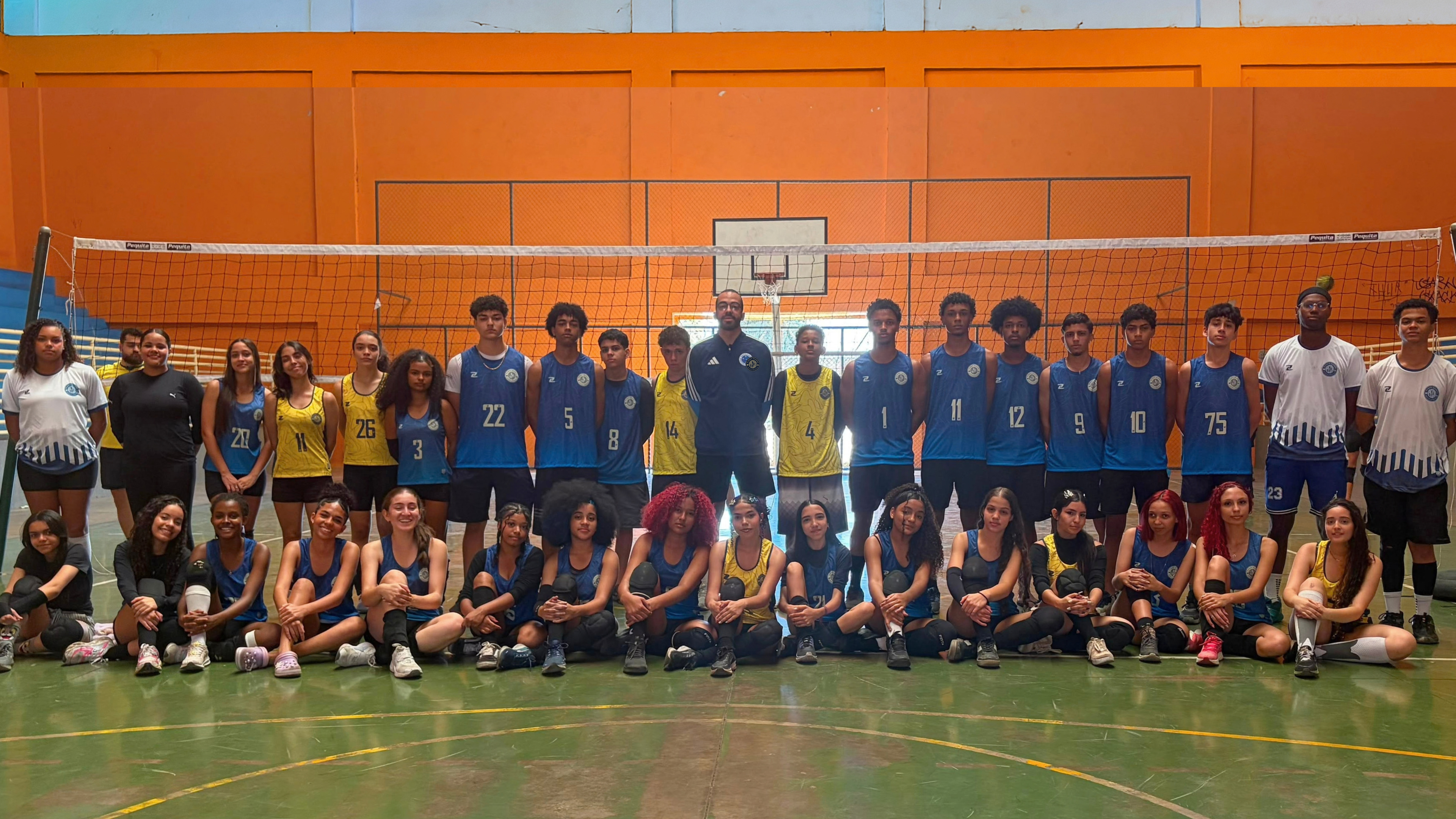 Equipe de Voleibol Masculino reunida na quadra do projeto